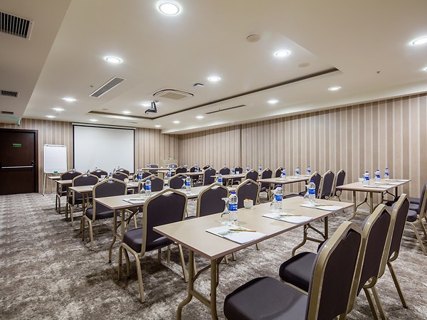 HOLİDAY İNN ANTALYA-LARA