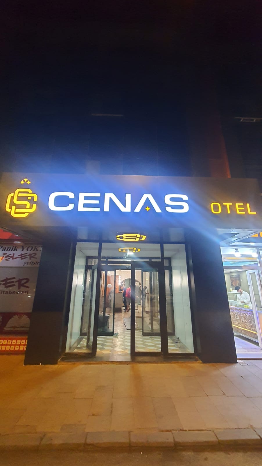 Cenas Otel